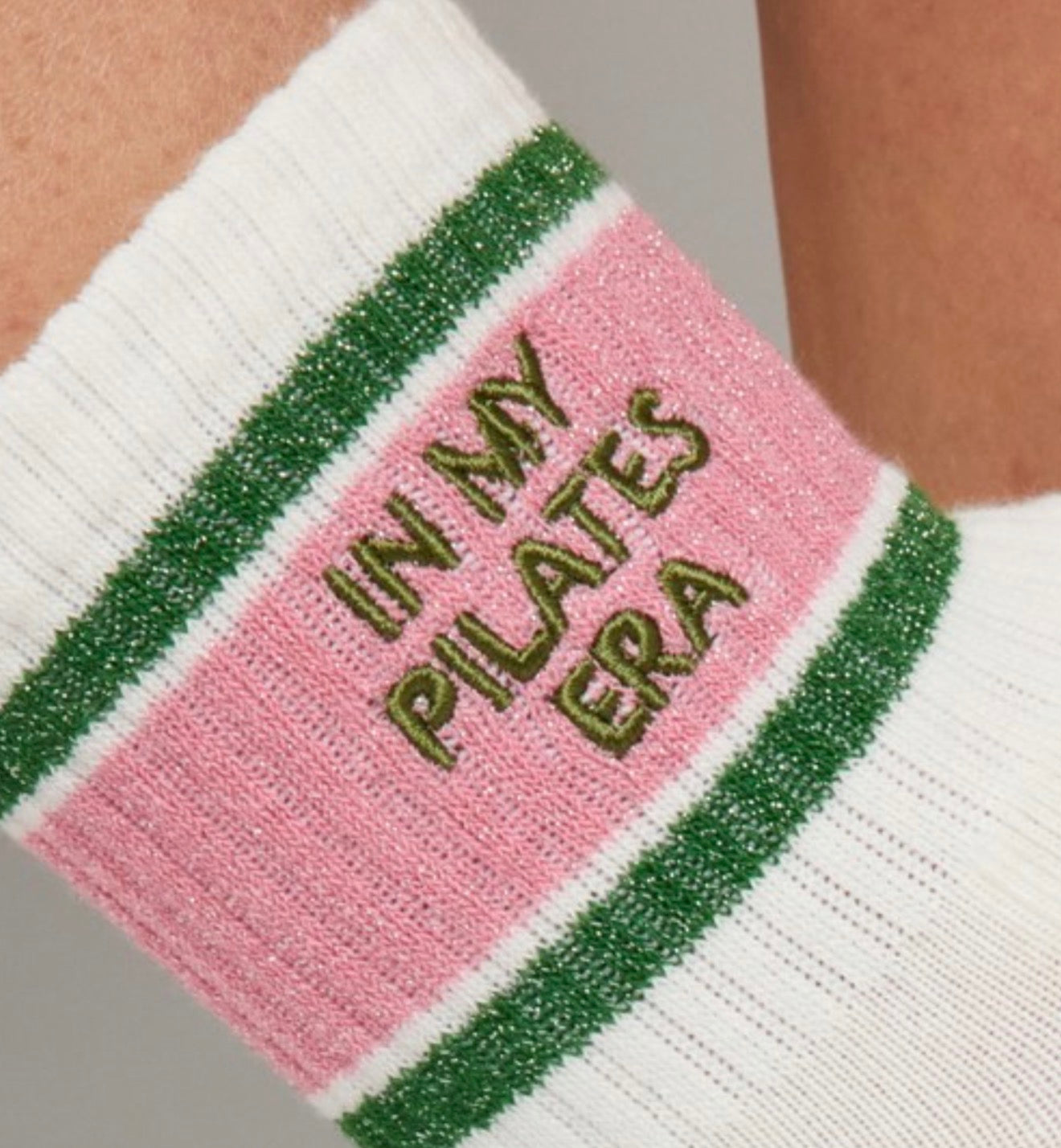 Chaussettes antidérapantes Pilates « In My Pilates Era » – Rose et Vert à Paillettes