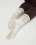 Chaussettes antidérapantes STRIPE Pilates « Clean Girl Go To Pilates» – Beige à paillettes