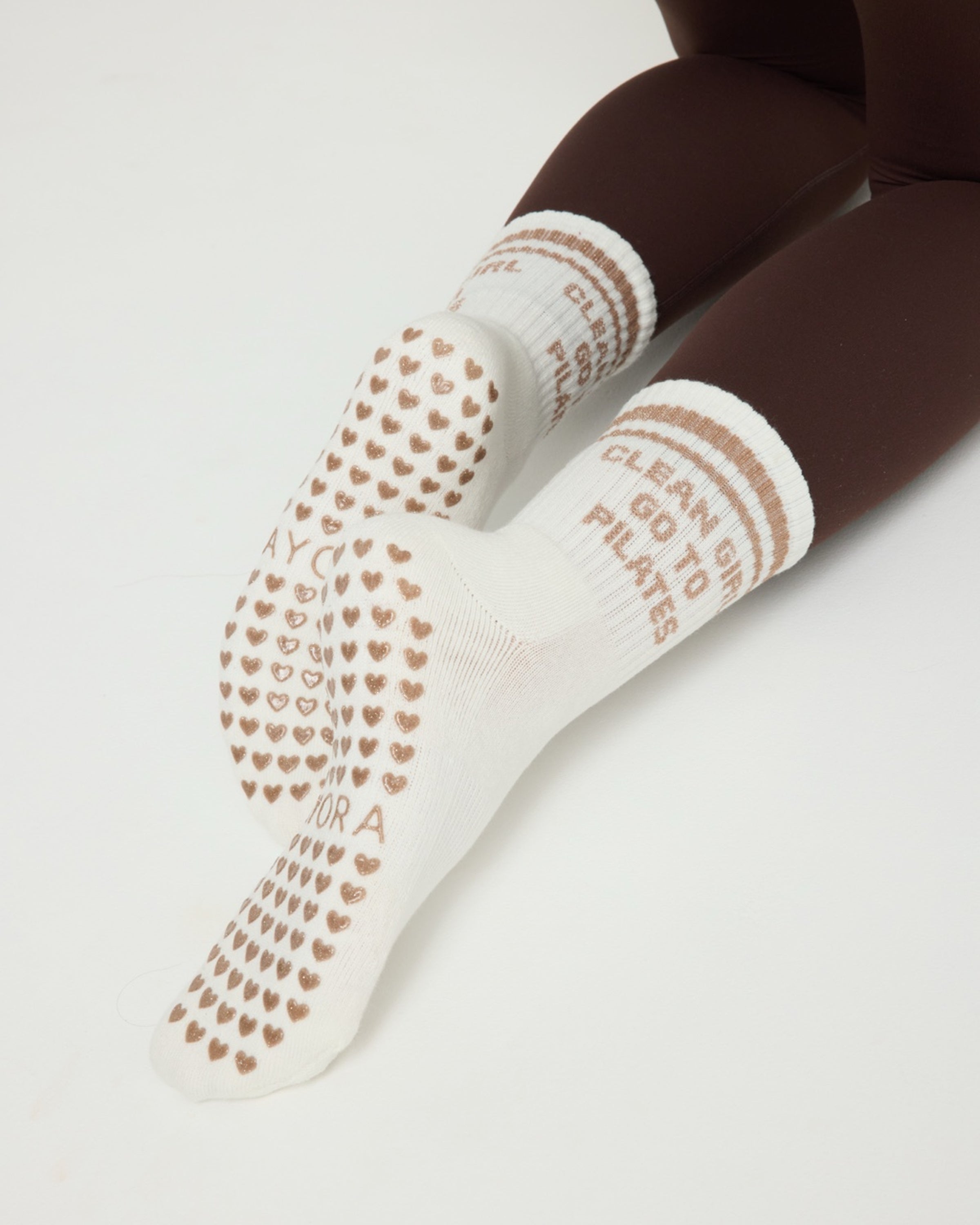Chaussettes antidérapantes STRIPE Pilates « Clean Girl Go To Pilates» – Beige à paillettes