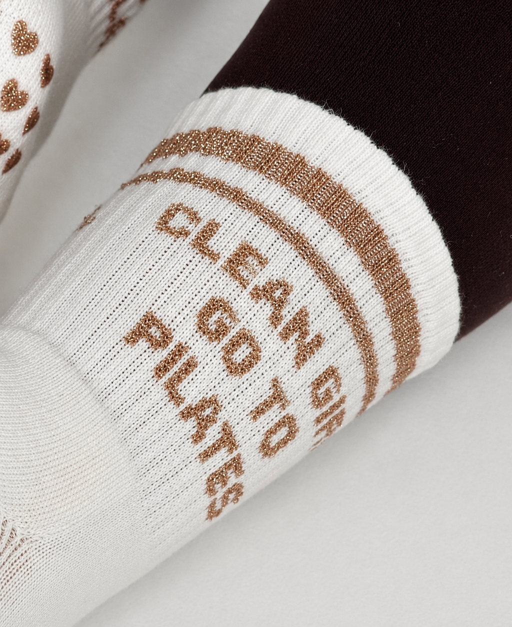Chaussettes antidérapantes STRIPE Pilates « Clean Girl Go To Pilates» – Beige à paillettes