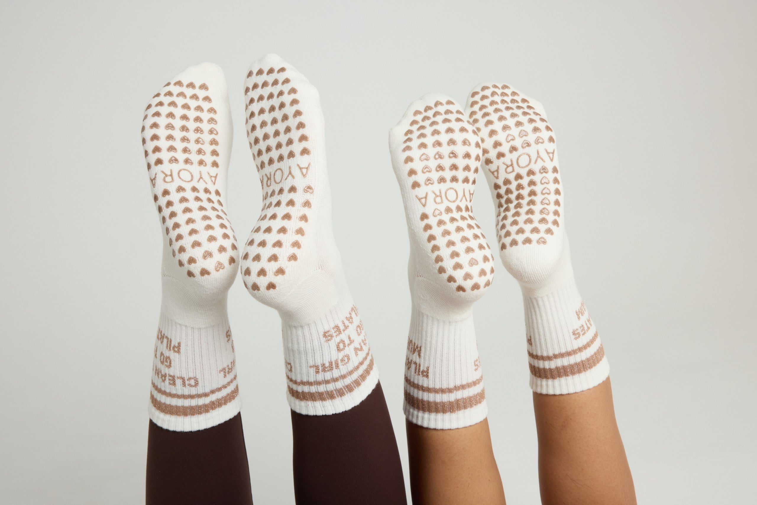 Chaussettes antidérapantes STRIPE Pilates « Clean Girl Go To Pilates» – Beige à paillettes