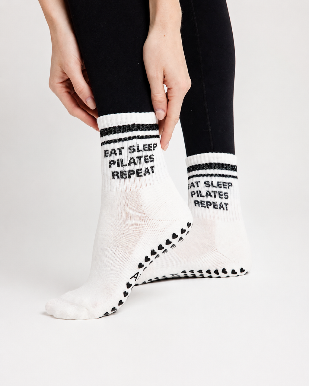 Chaussettes antidérapantes Pilates STRIPE « Eat Sleep Pilates Repeat » – Noir à Paillettes
