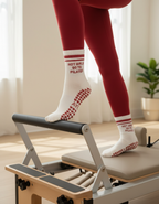 Chaussettes antidérapantes Pilates « Hot Girl Go To Pilates » – Rouge à Paillettes