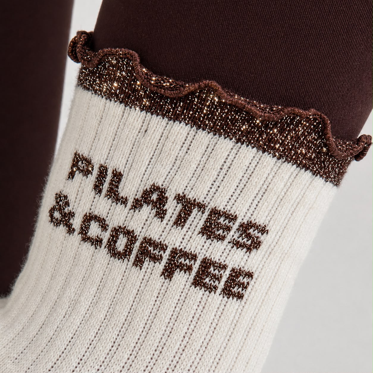 Chaussettes antidérapantes Pilates FRIZZY « Pilates and Coffee» – Marron à Paillettes