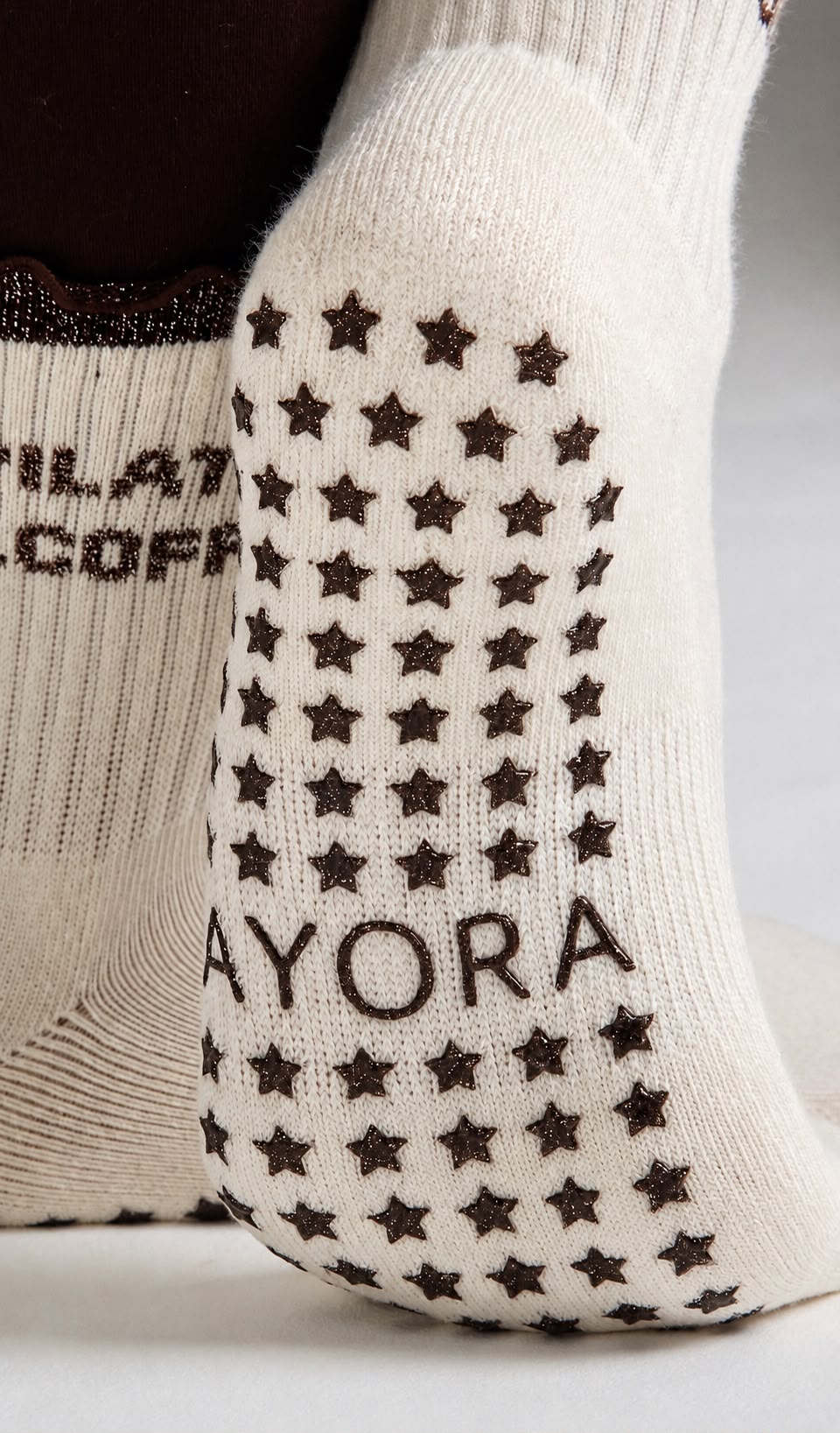 Chaussettes antidérapantes Pilates FRIZZY « Pilates and Coffee» – Marron à Paillettes