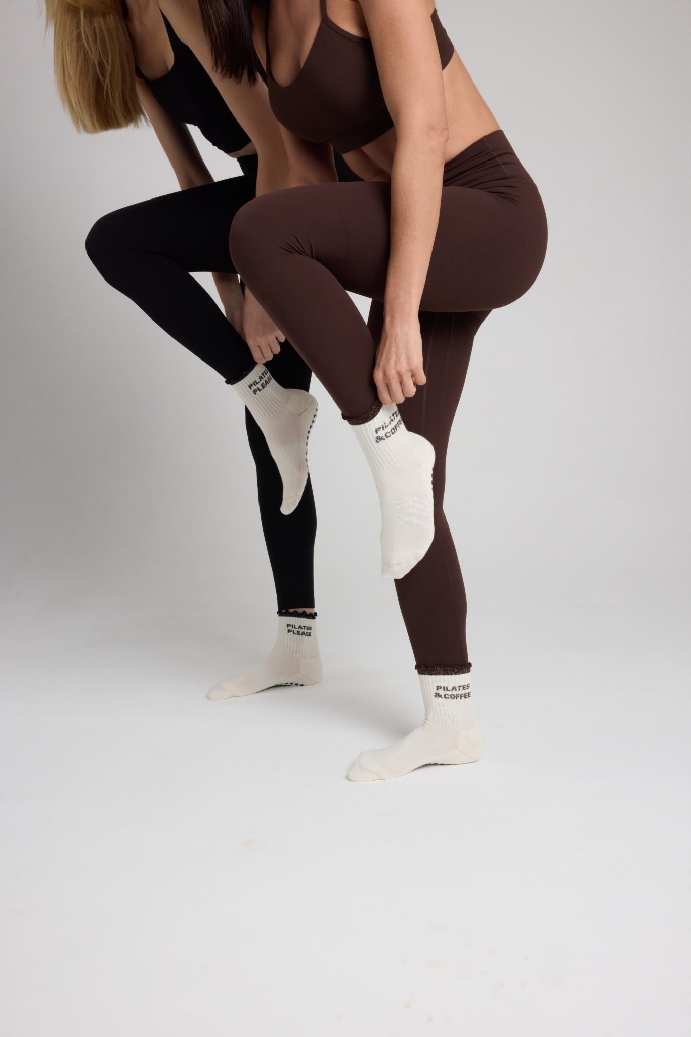 Chaussettes antidérapantes Pilates FRIZZY « Pilates and Coffee» – Marron à Paillettes