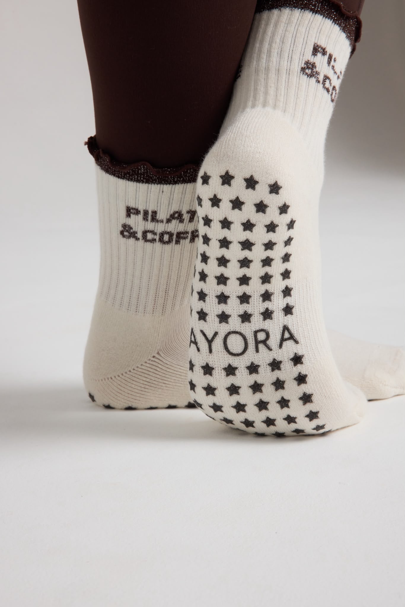 Chaussettes antidérapantes Pilates FRIZZY « Pilates and Coffee» – Marron à Paillettes