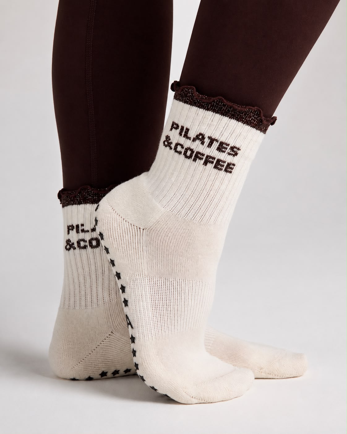 Chaussettes antidérapantes Pilates FRIZZY « Pilates and Coffee» – Marron à Paillettes