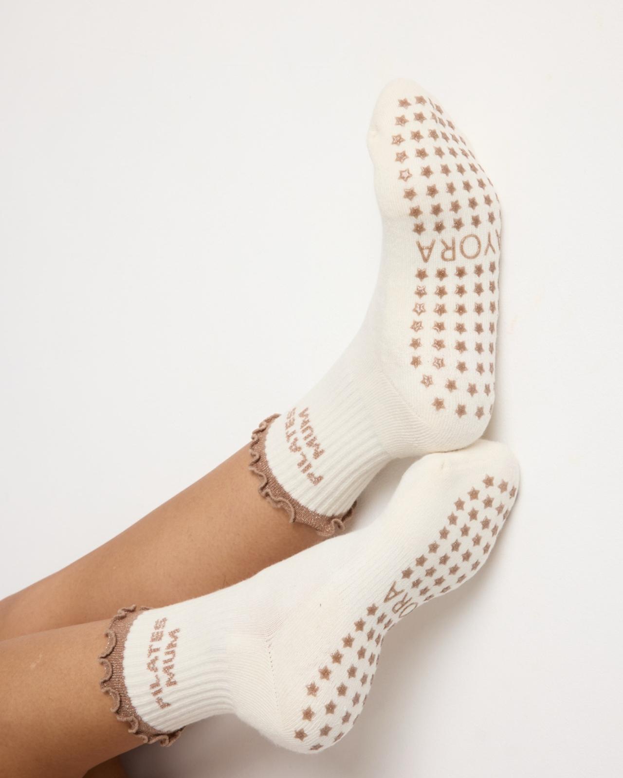 Chaussettes antidérapantes Pilates FRIZZY « Pilates Pilates Mum» – Beige à Paillettes
