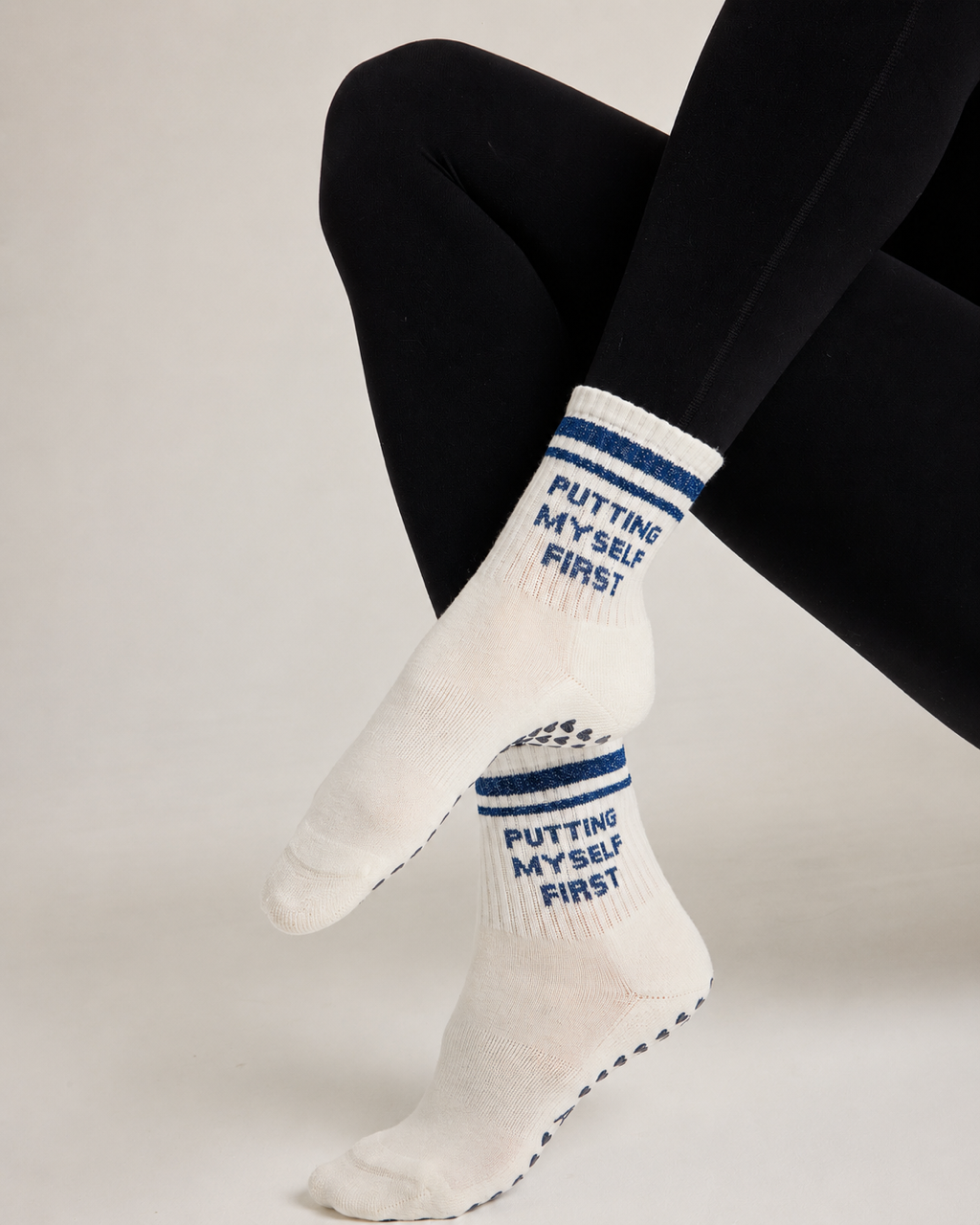 Chaussettes antidérapantes Pilates STRIPE «Putting Myself First» – Marine à Paillettes