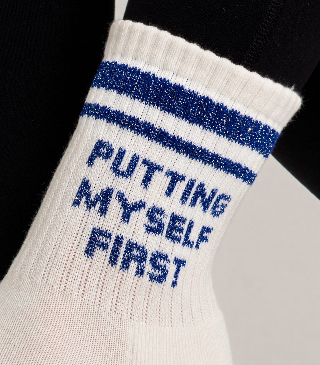 Chaussettes antidérapantes Pilates STRIPE «Putting Myself First» – Marine à Paillettes